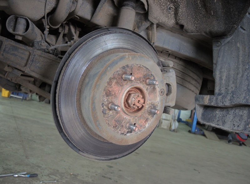 Замена задних тормозных колодок и дисков на VW Sharan