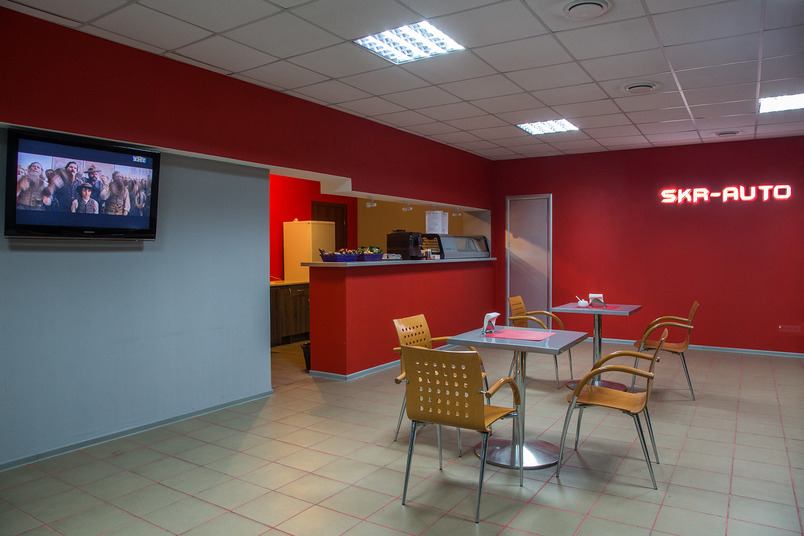 Автосервис дмитровское шоссе skr auto. Ремонт митсубиси москва. Skr auto. Клиентская комната в автосервисе. Skr auto.